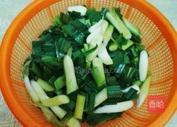 胡萝卜炒青蒜的做法图解2