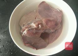 蒜苗爆猪肝的做法图解1