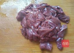 蒜苗爆猪肝的做法图解2