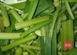 蘑菇炒蒜苗的做法图解2