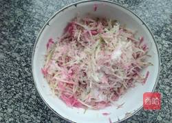 萝卜丝粉条卷的做法图解2