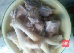 猪骨鸡爪菜干汤的做法图解2