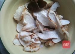 猪骨鸡爪菜干汤的做法图解3