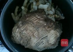猪骨鸡爪菜干汤的做法图解4