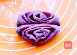 Illustration of how to make purple sweet potato rolls 15
