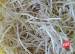 炒海鲜菇胡萝卜绿豆芽的做法图解3