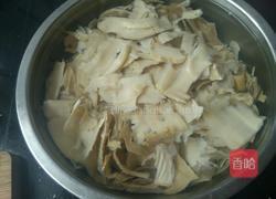 五花肉焖笋干的做法图解1