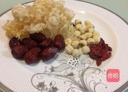 银耳莲子红枣羮的做法图解1