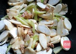 芹菜炒杂菇的做法图解4