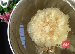 雪耳百合瘦肉汤的做法图解1