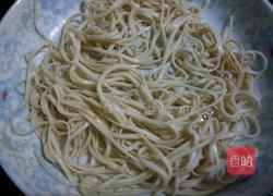 胡萝卜肉丝炒面的做法图解1