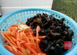 红萝卜炒木耳的做法图解1