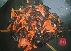 红萝卜炒木耳的做法图解4
