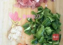 青椒孜然肉片的做法图解2
