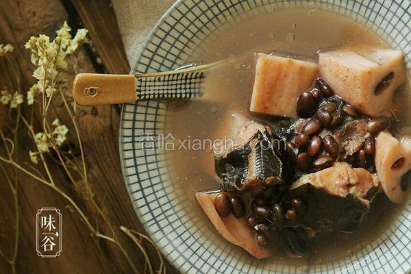 （补血滋阴）莲藕黑豆煲鲶鱼汤