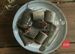 （补血滋阴）莲藕黑豆煲鲶鱼汤的做法图解3