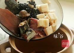 （补血滋阴）莲藕黑豆煲鲶鱼汤的做法图解5