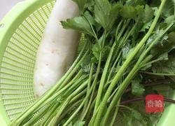 凉拌香芹萝卜丝的做法图解1
