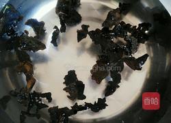 西兰花木耳炒肉的做法图解3