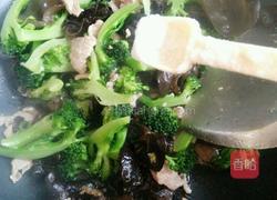 西兰花木耳炒肉的做法图解11