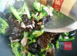 西兰花木耳炒肉的做法图解13