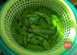 荷兰豆炒肉的做法图解1