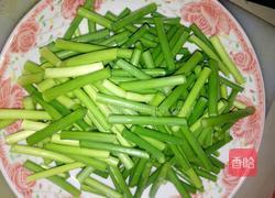 蒜苔炒鸡胸的做法图解1