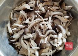 鸡蛋磨菇汤的做法图解1