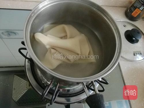 豆皮沸水焯一下,切成正方形折叠备用;