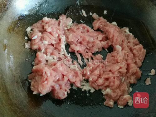 10分钟后拿出冰冻里脊肉丝,宽油下锅,大火滑炒肉丝;