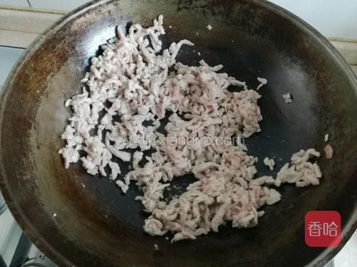 肉丝均匀翻炒至变色;