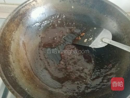 热油下锅倒入甜面酱小火煸炒,倒入葱姜水炒匀搅拌成粘稠酱汁;