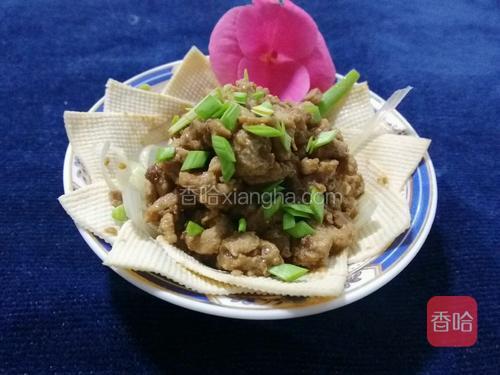 里脊肉丝倒入事先摆盘滴豆皮,葱丝之上,近距离高清图!