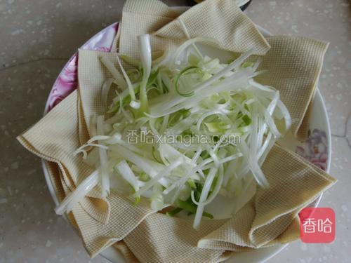 准备好事先摆盘的豆皮、葱丝垫底;