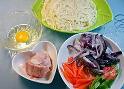 Illustration of how to make fried noodles with bacon and eggs 1