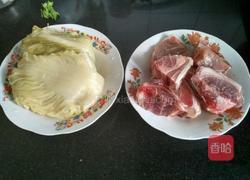 酸菜炖骨头的做法图解1