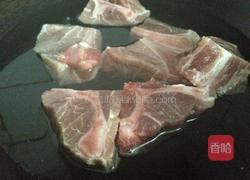酸菜炖骨头的做法图解3