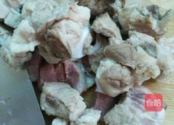 排骨烧年糕的做法图解1