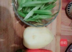 土豆丝炒芹菜的做法图解1