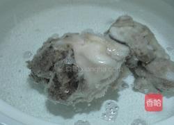 莲藕红枣猪骨汤的做法图解1