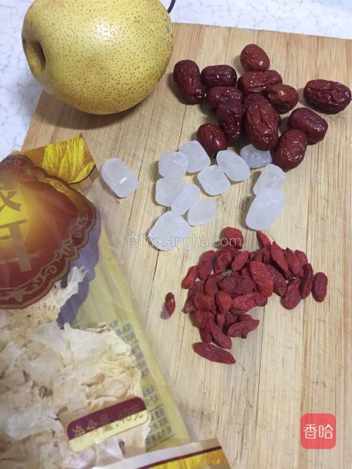 冰糖雪梨银耳羹的做法_菜谱_香哈网
