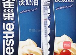 草莓圣诞老公公的做法图解2