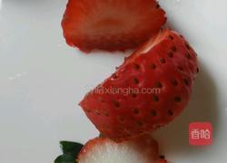 草莓圣诞老公公的做法图解5