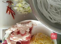 猪肉炖酸菜粉的做法图解1