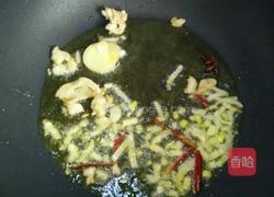 猪肉炖酸菜粉的做法图解2