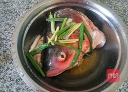 鱼头炖豆腐的做法图解1