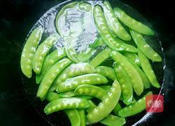 荷兰豆炒腊肉的做法图解3