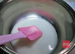 Illustration of how to make banana egg tart 1