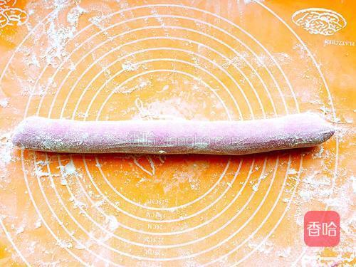 面揉好后取一部分揉搓成长的圆条