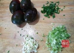 双椒皮蛋的做法图解2